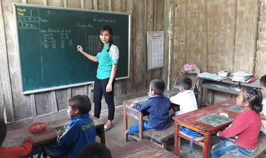 Nhiều học sinh huyện Tương Dương hiện đang đi học trong điều kiện khó khăn, vất vả. Ảnh: Người lao động.