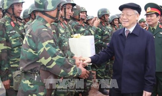 Tổng Bí thư Nguyễn Phú Trọng, Bí thư Quân ủy Trung ương thăm hỏi các cán bộ, chiến sĩ. Ảnh TTXVN