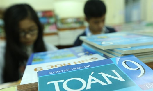 Học sinh lựa chọn sách giáo khoa tại nhà sách Tiền Phong (Hà Nội). Ảnh: HẢI NGUYỄN