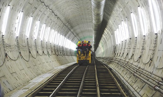 Công nhân thi công đường hầm metro nối ga Ba Son và ga Nhà hát TP. 