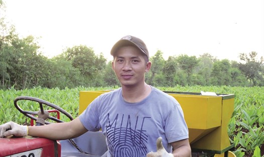 Kỹ sư Trần Văn Hảo bên chiếc máy trồng cây nông sản đa năng. Ảnh: H.L