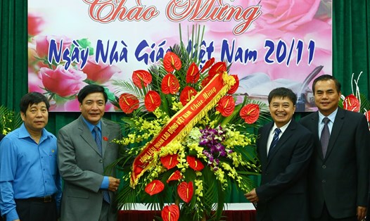 Đồng chí Bùi Văn Cường - Ủy viên TƯ Đảng, Chủ tịch Tổng LĐLĐVN (thứ hai, bên trái) tặng lẵng hoa tươi thắm, chúc mừng các nhà giáo Trường Đại học Công đoàn. Ảnh: Sơn Tùng