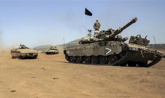 Hai xe tăng của Israel liên tiếp nã đạn pháo về phía Syria trong ngày 19.11. Ảnh: AFP