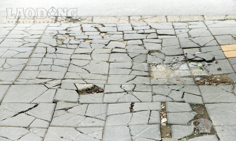 Đá tự nhiên lát trên vỉa hè xuống cấp nghiêm trọng.