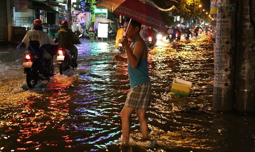 Đường Cây Trâm (quận Gò Vấp) ngập nặng trong một trận mưa. Ảnh: T.S