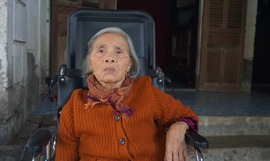Bà Phạm Thị Mày, vợ liệt sỹ, hiện đang ngồi xe lăn cũng bị cưỡng chế thu hồi đất để phân lô bán nền. Ảnh: Quang Đại
