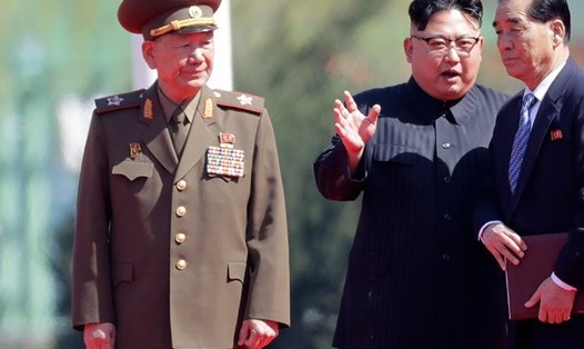Phó Nguyên soái Hwang Pyong-so (trái) và nhà lãnh đạo Kim Jong-un hồi tháng 4.2017. Ảnh: AP