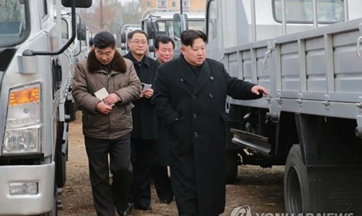 Nhà lãnh đạo Triều Tiên Kim Jong-un thị sát nhà máy sản xuất ô tô ở tỉnh Nam Pyongan. Ảnh: KCNA/Yonhap