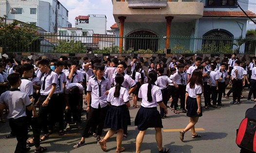 Hàng trăm em học sinh được sơ tán ra ngoài để đảm bảo an toàn. Ảnh: T.S