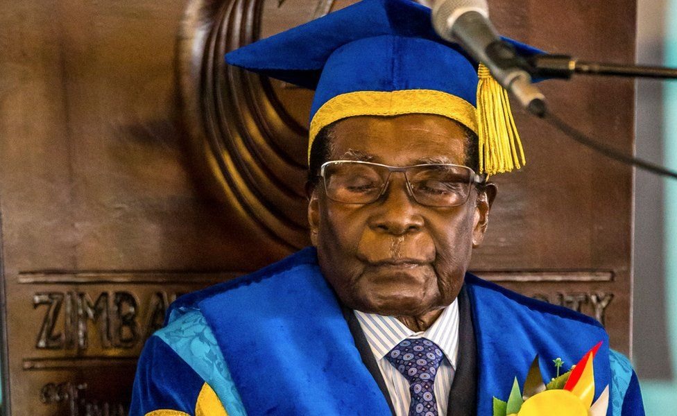 Tổng thống Robert Mugabe dự lễ tốt nghiệp của Đại học Mở ở thủ đô Harare trong thời gian bị quân đội quản thúc. Ảnh: AFP