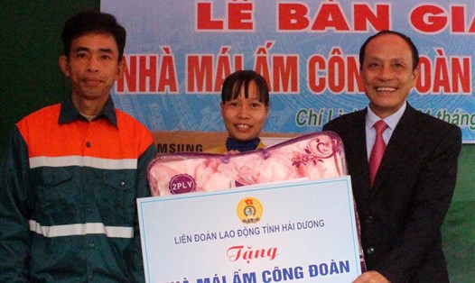 Đại diện LĐLĐ tỉnh trao tiền hỗ trợ xây nhà cho gia đình anh Lên. Ảnh: D.T