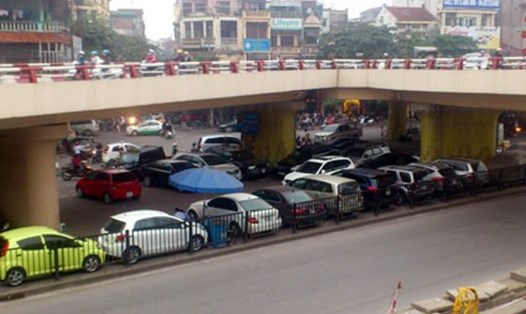 Tại Hà Nội, nhiều gầm cầu vượt đang được sử dụng làm bãi đỗ xe. Ảnh IT
