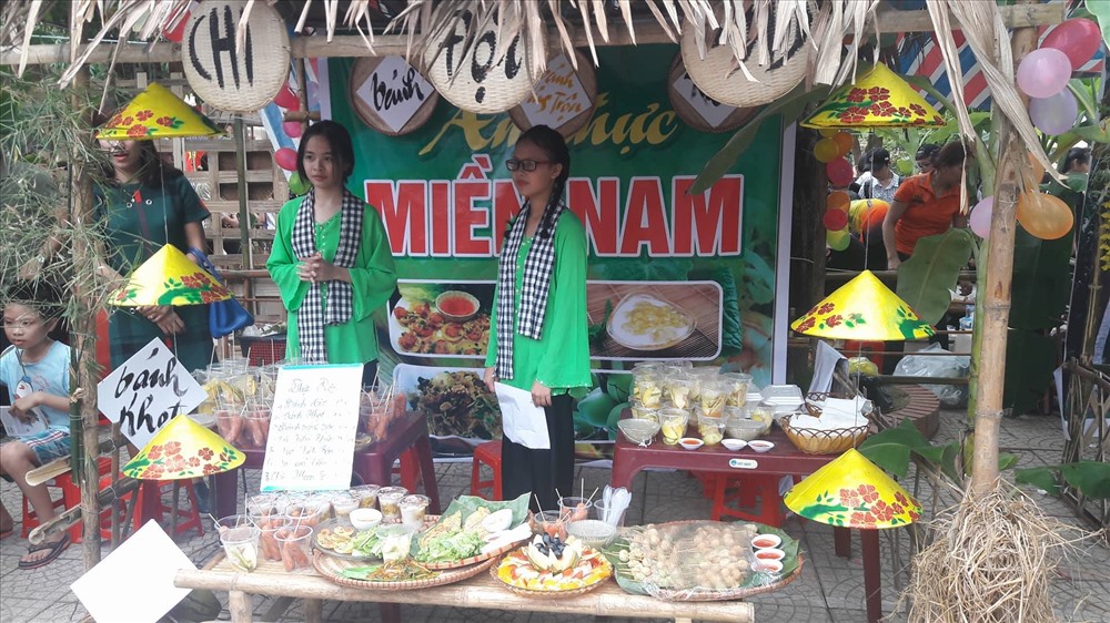 Độc đáo phiên chợ quê ẩm thực do học sinh tổ chức