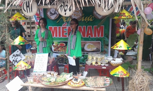 Hội chợ quê ẩm thực 3 miền được tổ chức tại trường THCS Hà Huy Tập (TP Vinh). Ảnh: TH