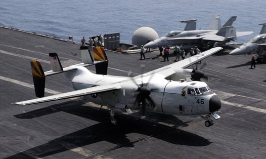 Một chiếc C-2 Greyhound hạ cánh trên tàu sân bay USS George H W Bush. Ảnh: Reuters