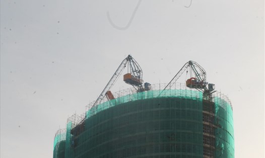 2 cần trục tháp dự án Panorama Nha Trang bị gãy queo như kẹo kéo sau bão số 12. Ảnh: Nhiệt Băng