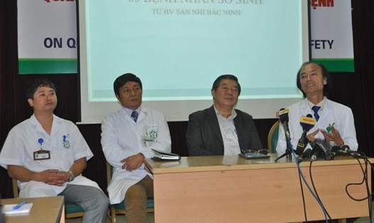 Các BS BV Bạch Mai trả lời về tình trạng các trẻ sơ sinh chuyển lên từ BV Sản Nhi Bắc Ninh