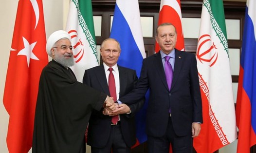 Tổng thống Nga Vladimir Putin, Tổng thống Thố Nhĩ Kỳ Tayyip Erdogan (phải) và Tổng thống Iran Hassan Rouhani (trái) gặp nhau ở Sochi ngày 22.11.2017 để bàn về Syria. Ảnh: Reuters