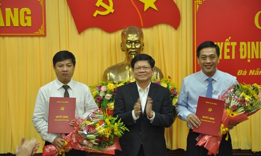 Ông Lương Nguyễn Minh Triết (bên trái) nhận chức Chánh văn phòng Thành uỷ Đà Nẵng.