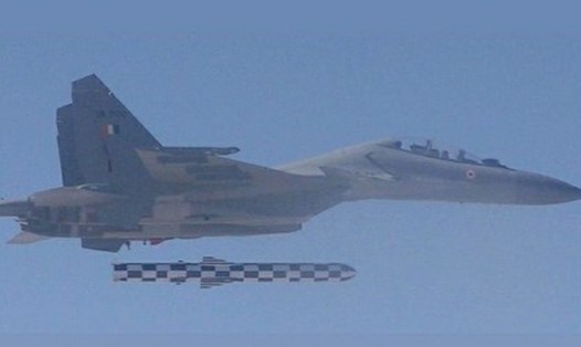 Tên lửa BrahMos-A tách khỏi tiêm kích Su-30MKI. Ảnh: IAF