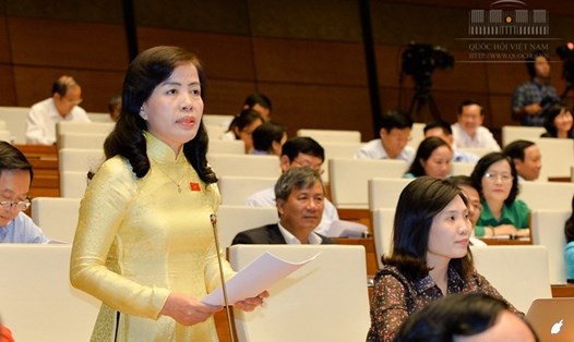 ĐB Nguyễn Thị Kim Thúy nêu băn khoăn về việc yêu cầu doanh nghiệp nước ngoài đặt máy chủ tại Việt Nam có vi phạm các cam kết quốc tế hay không? Ảnh: QH