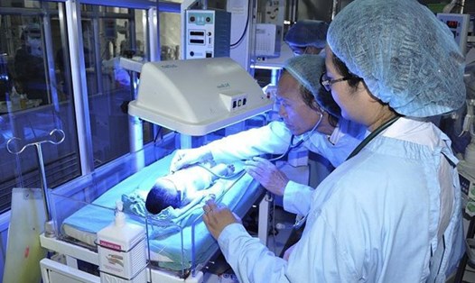 Các bác sĩ BV Bạch Mai (Hà Nội) điều trị cho trẻ được chuyển lên từ BV Sản Nhi Bắc Ninh sau vụ 4 trẻ sơ sinh tử vong. Ảnh: BVCC