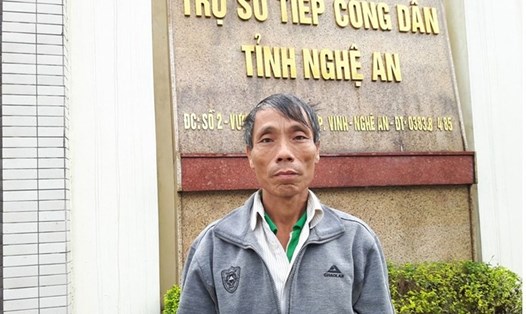 Ông Nguyễn Văn Hùng bức xúc vì cán bộ xã phê xấu vào hồ sơ làm con ông không được đi xuất khẩu lao động. Ảnh: QĐ