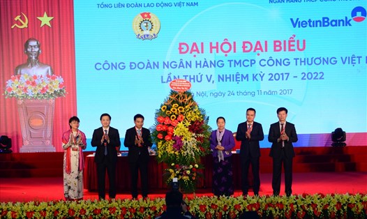 Phó Chủ tịch Tổng LĐLĐVN Nguyễn Thị Thu Hồng (thứ ba từ phải qua) tặng hoa chúc mừng đại hội.