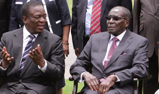 Ông Robert Mugabe (phải) sẽ dự lễ nhậm chức Tổng thống Zimbabwe của ông Emmerson Mnangagwa. Ảnh: Zambian Observer