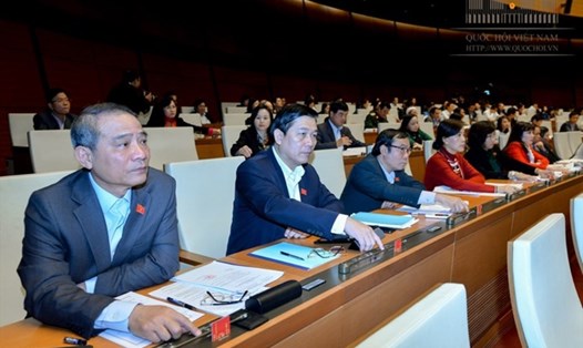 Đại biểu Quốc hội bấm nút thông qua Luật tại kỳ họp thứ 4 Quốc hội khóa XIV (Ảnh: QH)