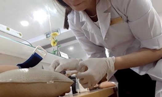 Nhân viên phòng khám tư lấy máu xét nghiệm cho bệnh nhân