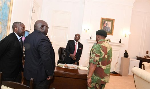 Linh mục Fidelis Mukonori (thứ hai từ trái sang) là người trung gian thuyết phục cựu Tổng thống Robert Mugabe (thứ hai từ phải sang) từ chức. Ảnh: Reuters