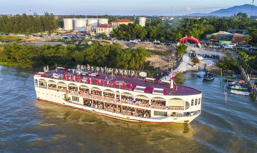 Du thuyền Giang Đình cổ độ với 340 chỗ ngồi với hành trình từ Bến Giang Đình về Đền Củi trên sông Lam. Ảnh: SM