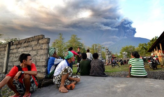 Người dân nhìn núi lửa Agung phun trào từ Kubu, Bali ngày 26.11. Ảnh: AFP/Getty
