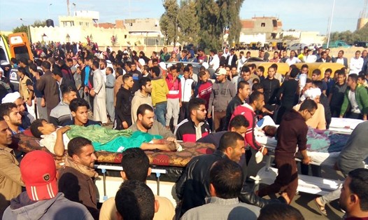Các nạn nhân trong vụ tấn công đẫm máu vào nhà thờ Hồi giáo ở Ai Cập được đưa đến bệnh viện. Ảnh: AFP/Getty