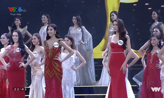 Hình ảnh đêm bán kết của Hoa hậu Hoàn vũ VN 2017 được tổ chức vào tối 4.11 khi cơn bão số 12 vẫn chưa thực sự chấm dứt tại Nha Trang, Khánh Hòa.