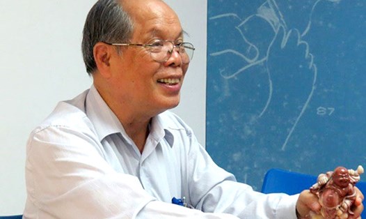 PGS-TS Bùi Hiền - tác giả đang “gây bão” dư luận với đề xuất cải tiến bảng chữ cái tiếng Việt. Ảnh: A.C
