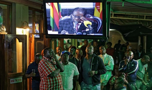 Tổng thống Zimbabwe Robert Mugabe từ chức hôm 21.11. Ảnh: AP