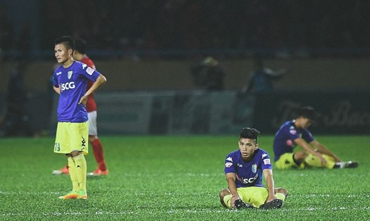 Các cầu thủ Hà Nội gục xuống sân sau khi để Quảng Ninh cầm hoà 4-4 khiến họ mất chức vô địch. Ảnh: T.A