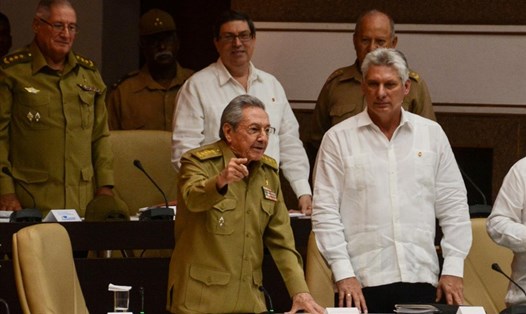 Chủ tịch Cuba Raul Castro đứng cạnh Phó Chủ tịch thứ nhất Miguel Diaz-Canel trong phiên họp đặc biệt của Quốc hội, tháng 6.2017. Ảnh: Reuters
