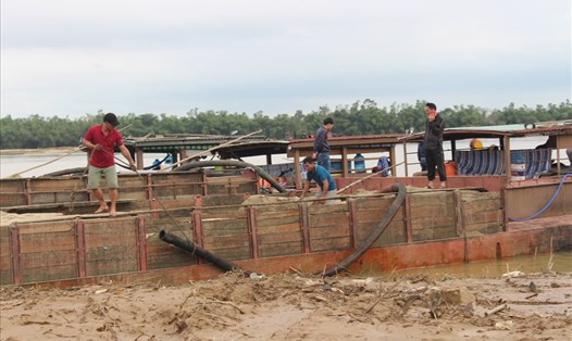 6 tàu hút trộm cát trên sông Thu Bồn vừa bị lực lượng chức năng bắt giữ. Ảnh: LP