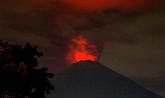 Núi lửa Agung phun trào. Ảnh: CNN