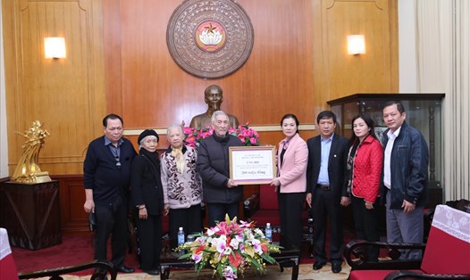 Gia đình cụ Trịnh Văn Bô ủng hộ đồng bào miền Trung bị lũ lụt 200 triệu đồng. Ảnh: PV
