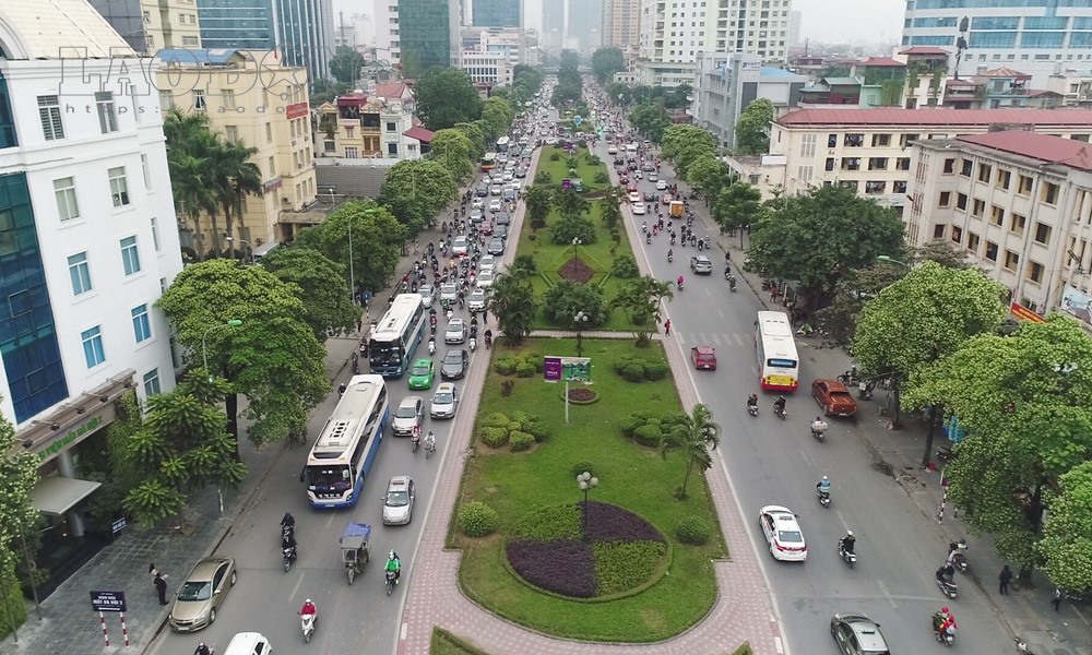 Hà Nội xén dải phân cách đường đẹp nhất Việt Nam để chống ùn tắc.