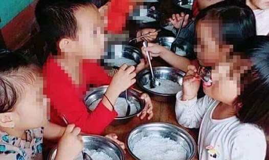 Phụ huynh đã chia sẻ hình ảnh các bé của trường mầm non Thạch Ngàn ăn bún với nước trắng. ảnh:NDCC