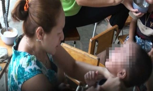 Bảo mẫu hành hạ trẻ em trong giờ ăn tại Trường Mầm non tư thục Mầm Xanh, Q.12. Ảnh cắt từ clip: T.T - Duy Trần