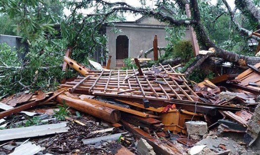 Hàng nghìn ngôi nhà đổ sập, hư hỏng sau các cơn bão vừa qua càn quét miền Trung. Ảnh: 24h.