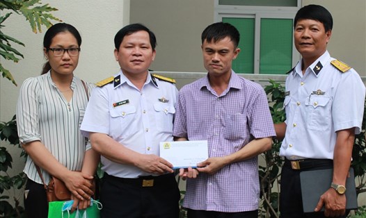 Công đoàn TCty Tân Cảng Sài Gòn thăm hỏi, tặng quà cho NLĐ. Ảnh: TCSG 