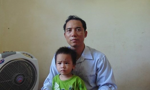 Vì "tội" sinh con thứ 3, ông Hoàng Văn Biên bị chuyển lên miền núi khi đã công tác miền núi 9 năm. Ảnh: QĐ