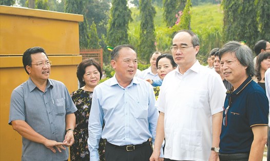 Bí thư Thành uỷ Nguyễn Thiện Nhân (thứ 2, phải qua) thăm Nhà máy điện rác Gò Cát vào tháng 8.2017 vừa qua. Ảnh: C.H